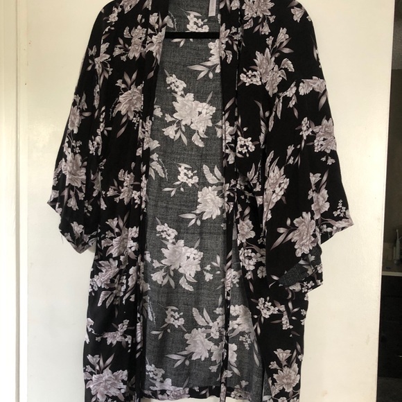 Floral kimono robe - Picture 2 of 3